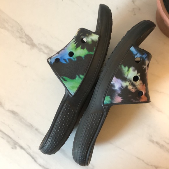 CROCS-Colorful Pink & Blue Floral Black Rubber Flip Flop Summer Sandals Size 7 - Picture 5 of 7